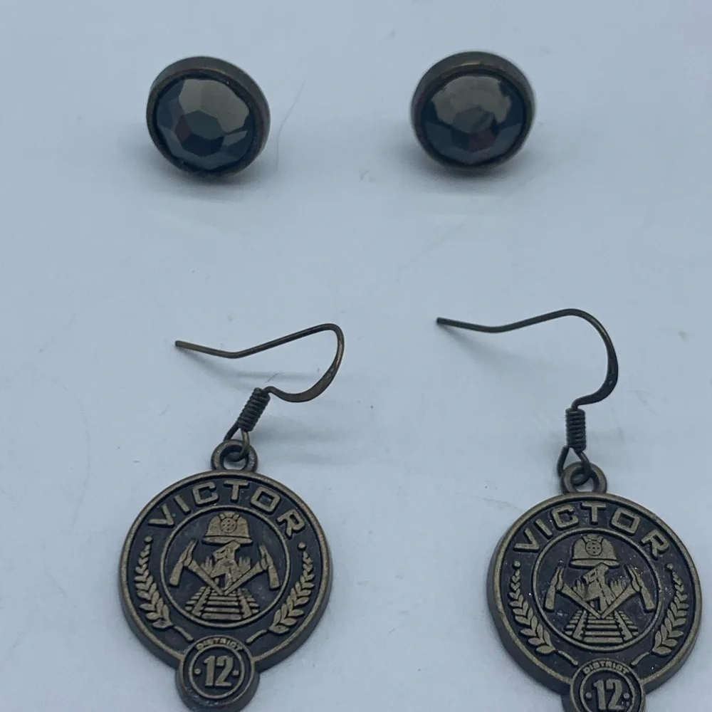 LION’S Gate 2013 Hunger Games district 12 “victor” earrings with insignia